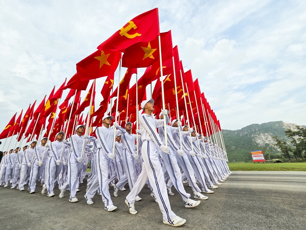 Chiến sĩ vững vàng tiến bước dưới cái nắng trong buổi tổng hợp luyện A80 - 1 Chiến sĩ vững vàng tiến bước dưới cái nắng trong buổi tổng hợp luyện A80 - 1