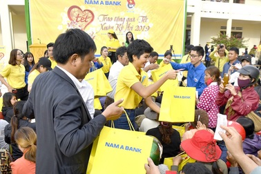 Nam A Bank cùng H'Hen Niê mang Tết yêu thương đến bà con nghèo