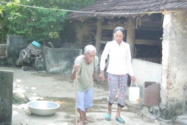 Người phụ nữ suốt 5 năm chăm người dưng như cha ruột