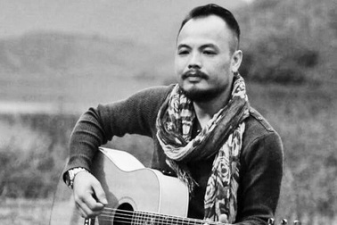 Hình ảnh Trần Lập và chiếc mic trống trên sân khấu khiến khán giả rơi nước mắt