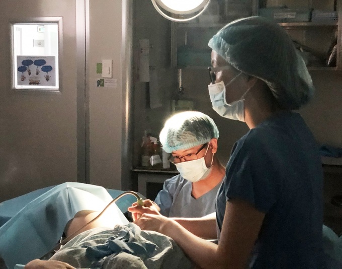BS. Hồ Ngọc Anh Vũ thực hiện chuyển phôi cho bệnh nhân.