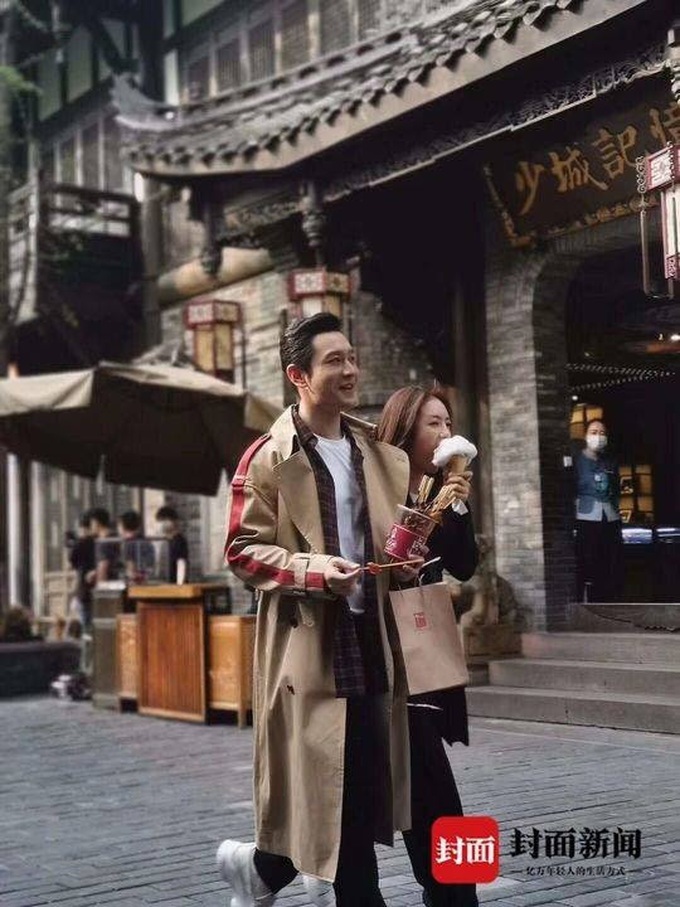 Tạm xa bé thụ Doãn Chính, Huỳnh Hiểu Minh tình tứ bên bạn gái mới tại phim trường - Ảnh 4. Tạm xa bé thụ Doãn Chính, Huỳnh Hiểu Minh tình tứ bên bạn gái mới tại phim trường - Ảnh 4.