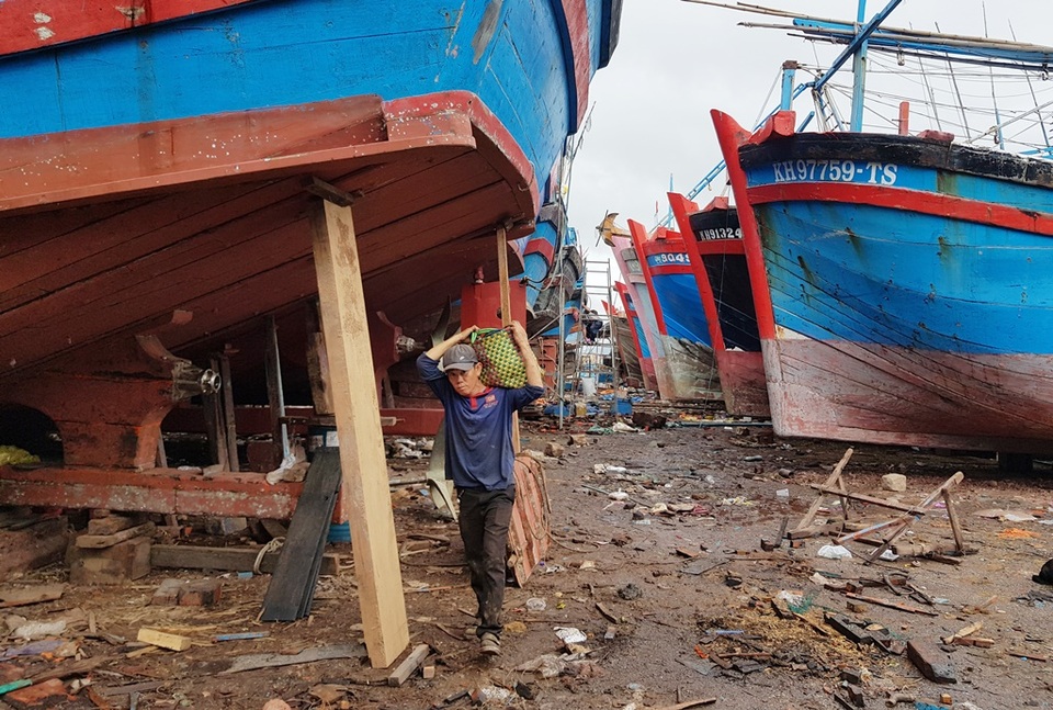 Giáp Tết, ngư dân nhộn nhịp kéo tàu lên bờ, chủ bãi kiếm bộn - 4 Giáp Tết, ngư dân nhộn nhịp kéo tàu lên bờ, chủ bãi kiếm bộn - 4
