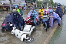 Đường ngập "thâu đêm suốt sáng", dân khốn khổ dắt xe đi học đi làm