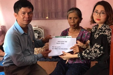 Bạn đọc Dân trí tiếp tục giúp đỡ 45 triệu đồng đến gia đình nữ phụ hồ bị ngã giàn giáo