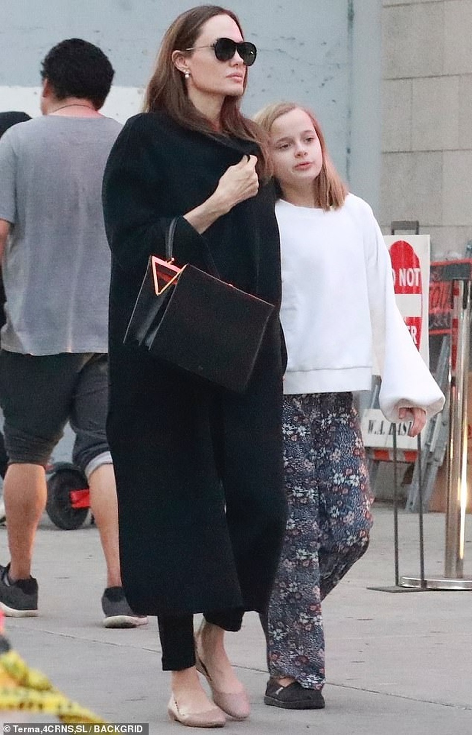 Angelina Jolie giản dị đi mua sắm cùng con gái - 1 Angelina Jolie giản dị đi mua sắm cùng con gái - 1