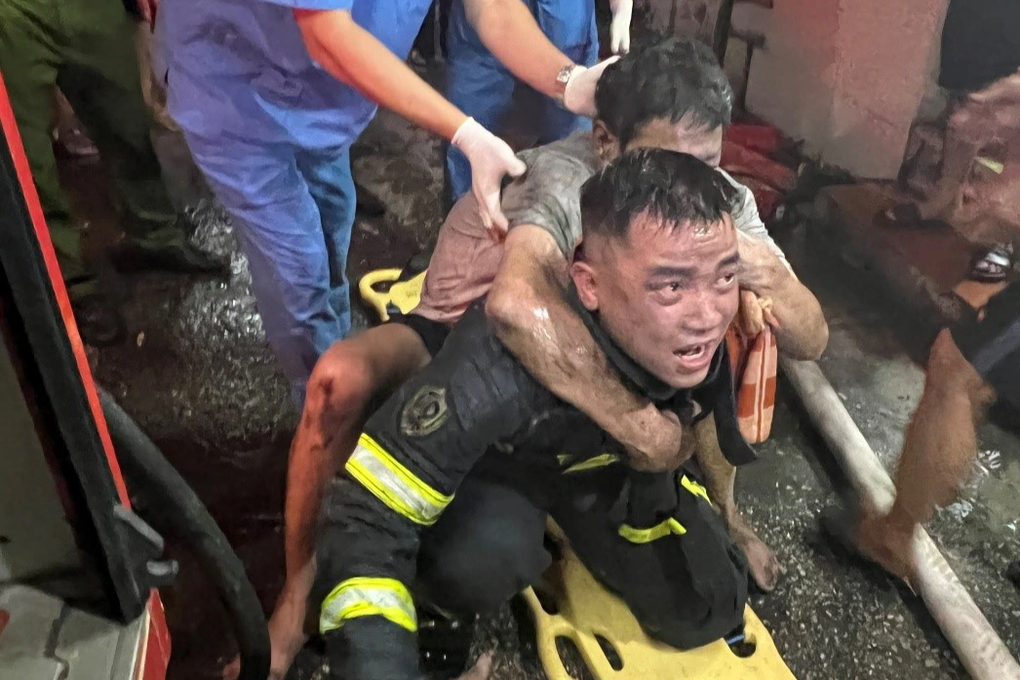 Cảnh sát cõng 4 người thoát khỏi căn nhà cháy ở Hoàn Kiếm - 3 Cảnh sát cõng 4 người thoát khỏi căn nhà cháy ở Hoàn Kiếm - 3