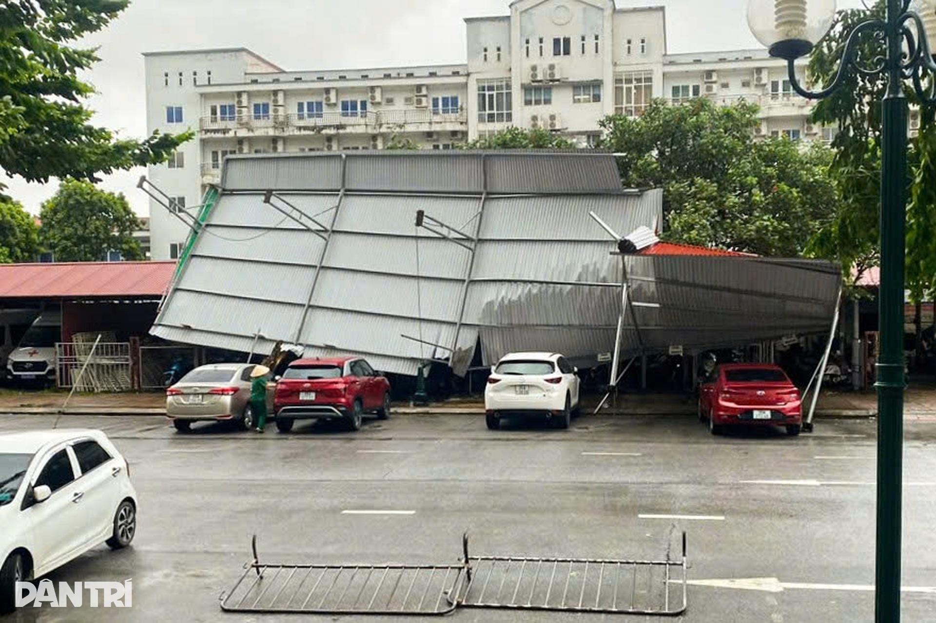 Tàu lật, cây đổ, nhà tốc mái do ảnh hưởng bão Wipha - 7 Tàu lật, cây đổ, nhà tốc mái do ảnh hưởng bão Wipha - 7