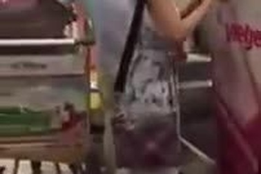 Cô gái Việt chửi nhau bằng tiếng Anh ở sân bay