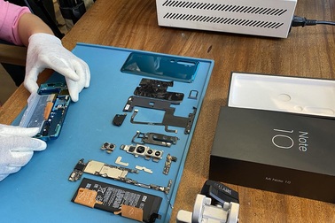 Mổ bụng smartphone camera khủng nhất tại Việt Nam