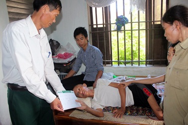 Hơn 11 triệu đồng tiếp sức cho gia đình tận cùng đau khổ làng Quỳnh