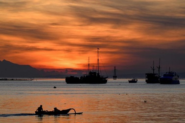 Chìm phà chở 65 người ở Bali