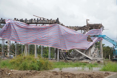 Giàn giáo xây trung tâm văn hóa bị sập, một công nhân nguy kịch