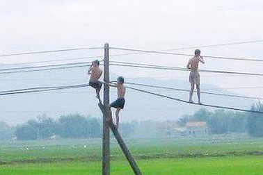 Đu dây điện để nhảy tắm ao, 2 cháu bé tử vong thương tâm