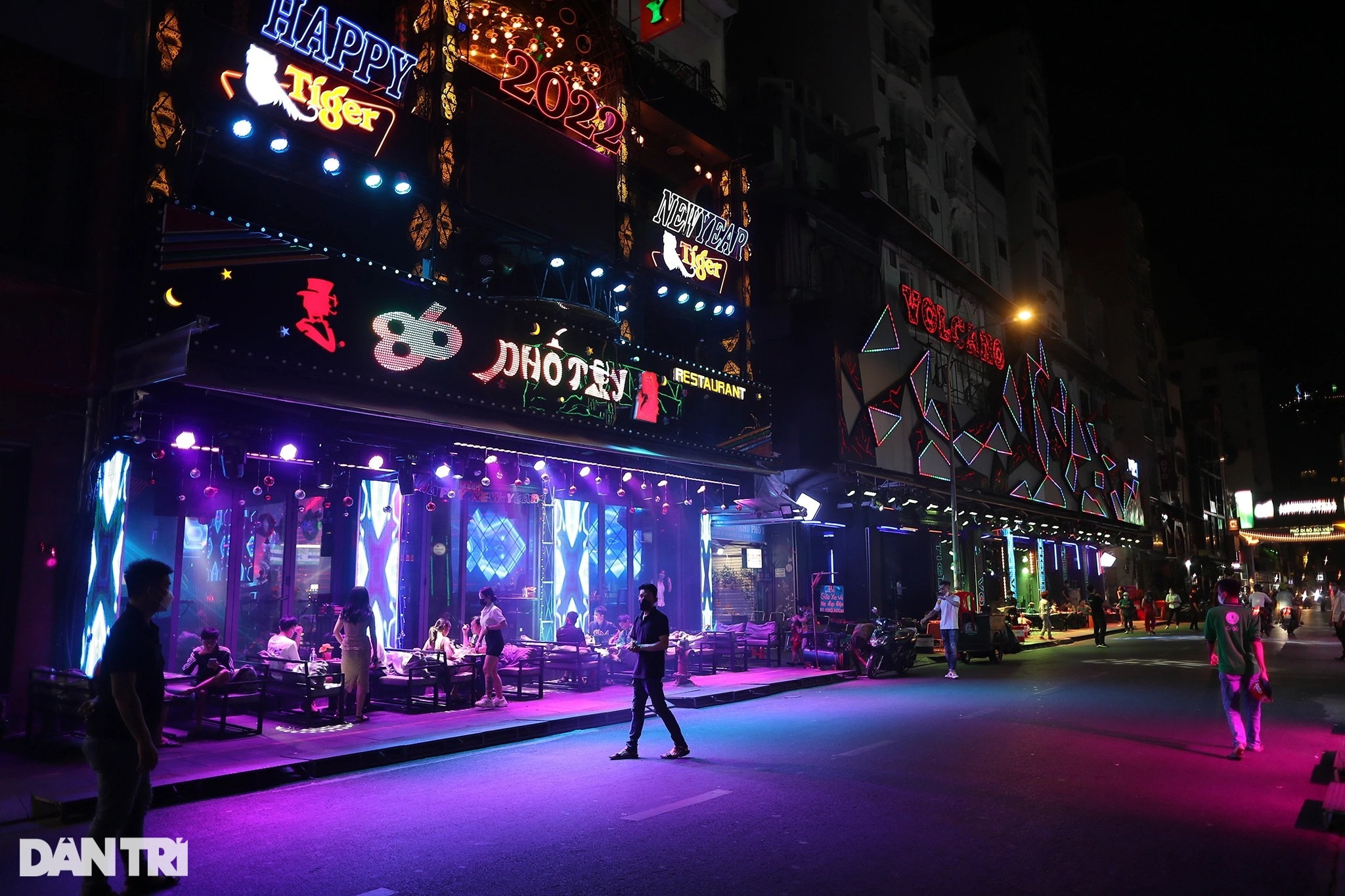 Phố Tây Bùi Viện sôi động trong ngày đầu quán bar, vũ trường mở cửa trở lại - 2 Phố Tây Bùi Viện sôi động trong ngày đầu quán bar, vũ trường mở cửa trở lại - 2
