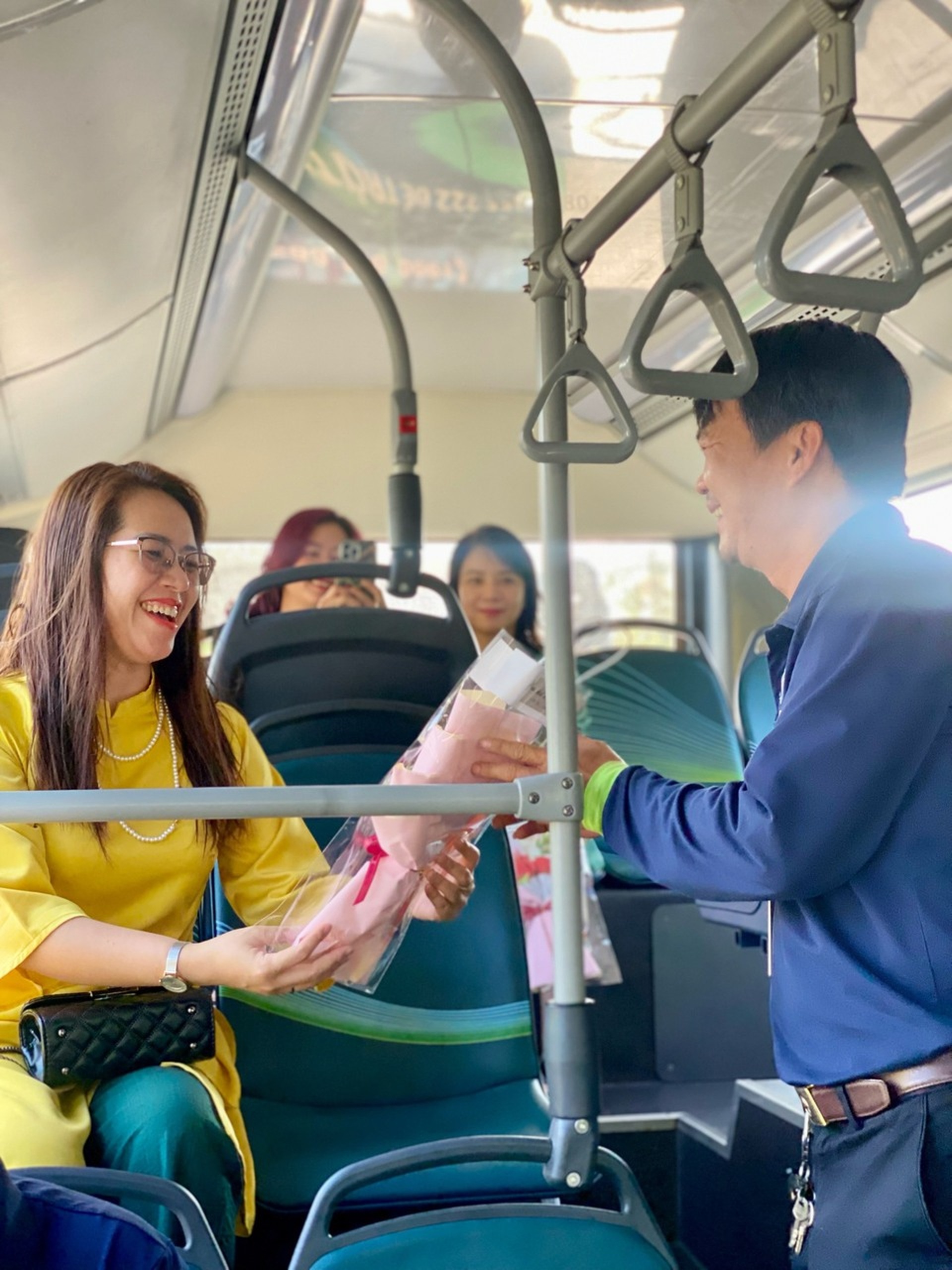 Nhiều khách hàng nữ bất ngờ khi được tặng quà 8/3 trên xe VinBus - 2