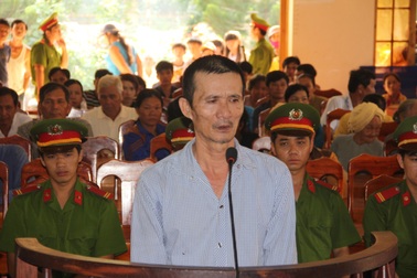 Lấy rựa chém cả vợ lẫn mẹ vì ghen tuông