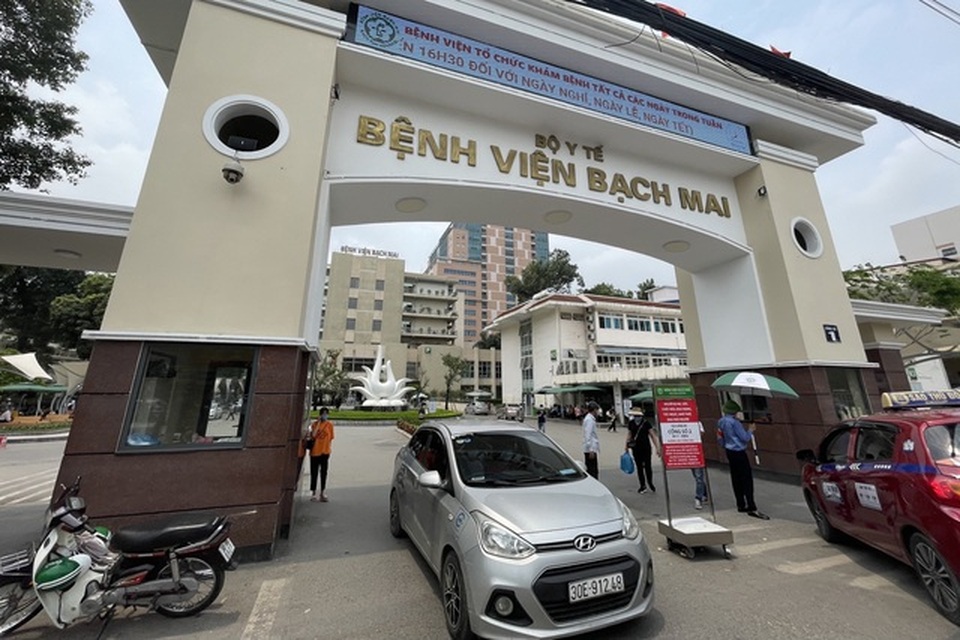 Hơn 200 người nghỉ việc ở viện Bạch Mai: bất thường trong cái bình thường? - 1