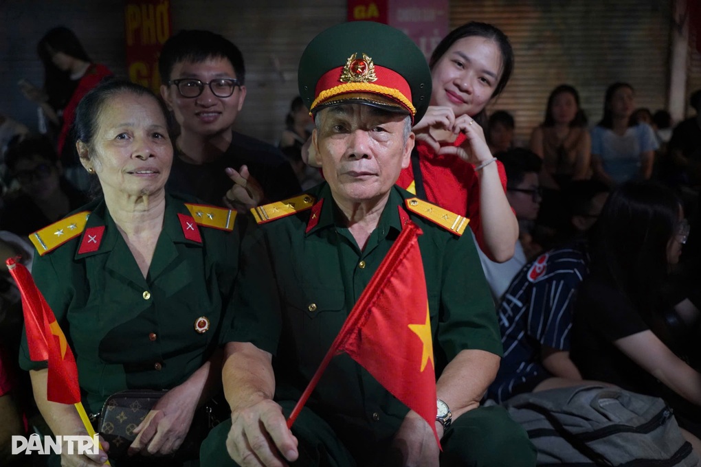 Khoảnh khắc cựu binh ngực đầy huân chương mắt ướt nhoè giữa biển cờ Hà Nội - 2 Khoảnh khắc cựu binh ngực đầy huân chương mắt ướt nhoè giữa biển cờ Hà Nội - 2