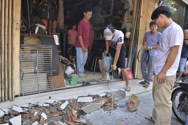 “Cuộc chiến” giành lại vỉa hè: Dân tự giác đập bỏ công trình sai phạm