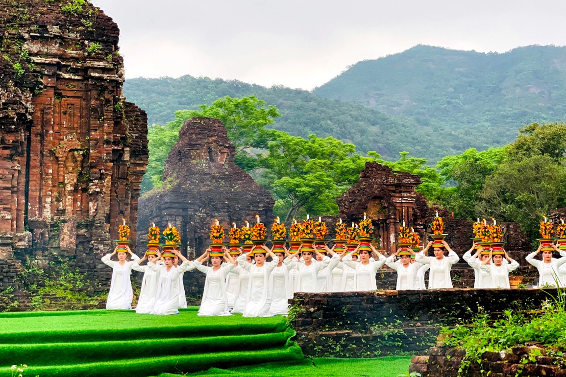 Đêm Mỹ Sơn huyền thoại kể về Thung lũng - Câu chuyện thời gian - 1 Đêm Mỹ Sơn huyền thoại kể về Thung lũng - Câu chuyện thời gian - 1