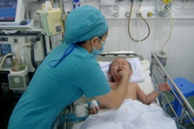 Uống nhầm thuốc diệt mối, bé 2 tuổi nguy kịch