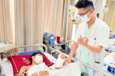 Tự làm thước kẻ, cậu bé 13 tuổi ở Hà Nội bị máy cưa đứt bàn tay