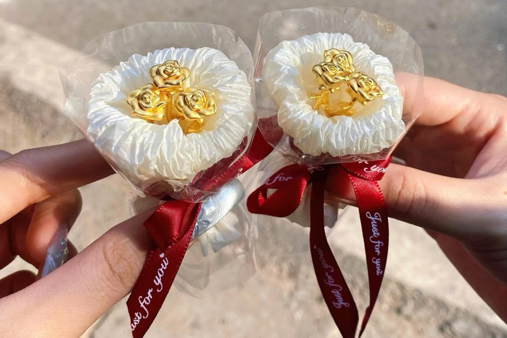 Giá vàng lập đỉnh, bó hoa bằng vàng cháy hàng dịp lễ 20/10 - 1 Giá vàng lập đỉnh, bó hoa bằng vàng cháy hàng dịp lễ 20/10 - 1