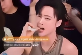 Angela Phương Trinh livestream ăn mặt nạ: Quảng cáo sốc, hệ lụy khó lường