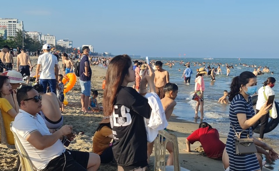 Sầm Sơn đảo chiều: Du khách ùn ùn đổ về, bãi biển ken đặc người - 9 Sầm Sơn đảo chiều: Du khách ùn ùn đổ về, bãi biển ken đặc người - 9