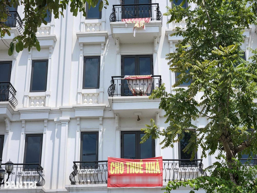 Shophouse, liền kề giá cả chục tỷ đồng treo biển cho thuê nát bươm vẫn ế - 2 Shophouse, liền kề giá cả chục tỷ đồng treo biển cho thuê nát bươm vẫn ế - 2