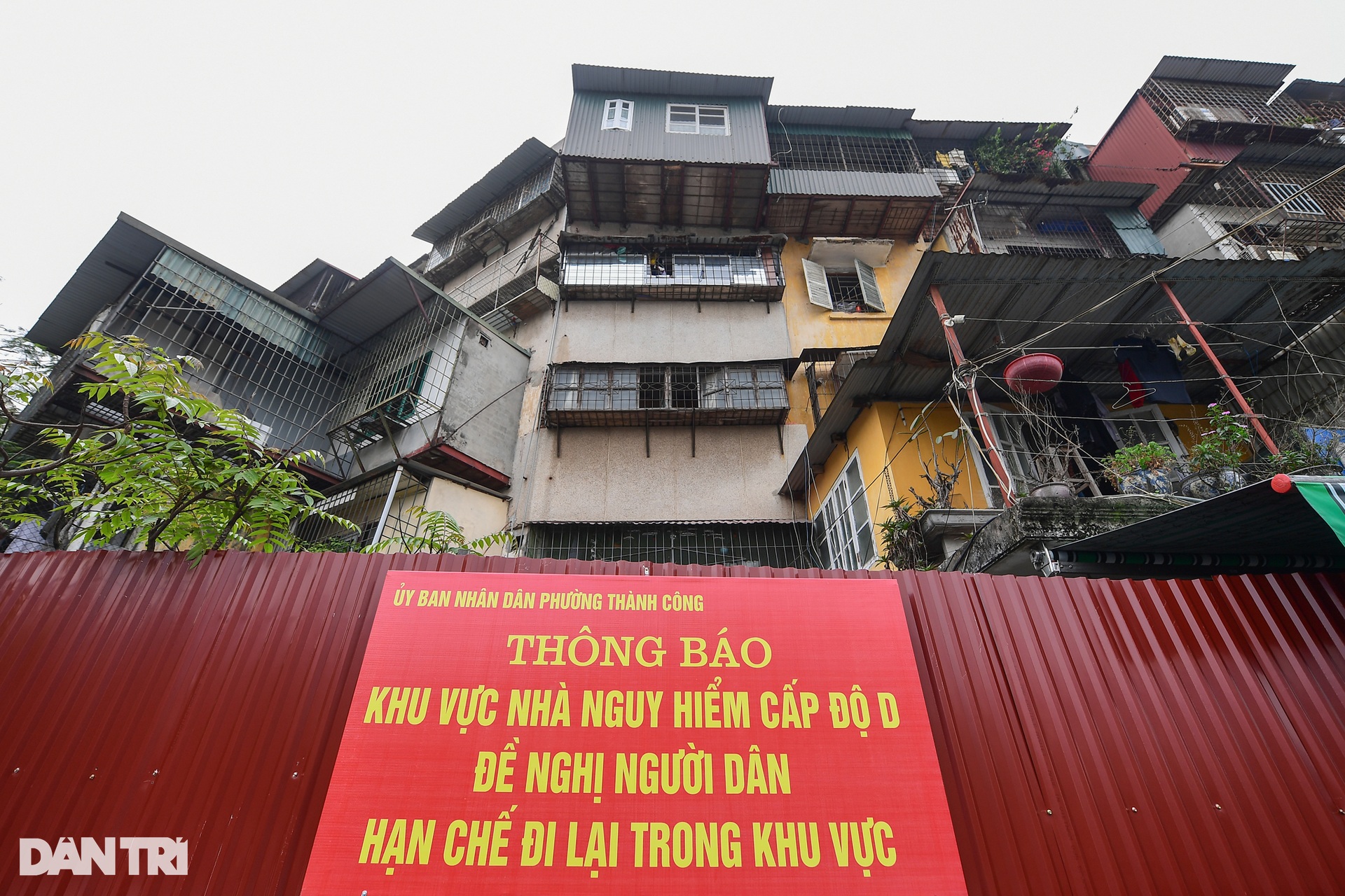 21 hộ dân quyết bám trụ chung cư ở Hà Nội bị quây tôn, cảnh báo nguy hiểm - 2 21 hộ dân quyết bám trụ chung cư ở Hà Nội bị quây tôn, cảnh báo nguy hiểm - 2