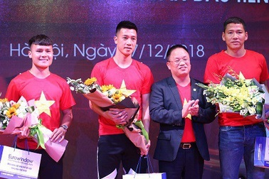 Anh Đức, Quang Hải thay mặt đội tuyển Việt Nam nhận các giải thưởng hơn 3 tỷ đồng từ nhãn hàng Eurowindow.