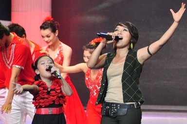 Thái Thùy Linh cùng sao nhí Đồ Rê Mí tại Nhân tài đất Việt 2011