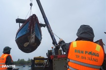 Ngư dân chi tiền triệu thuê xe cẩu thuyền lên bờ tránh bão Bualoi