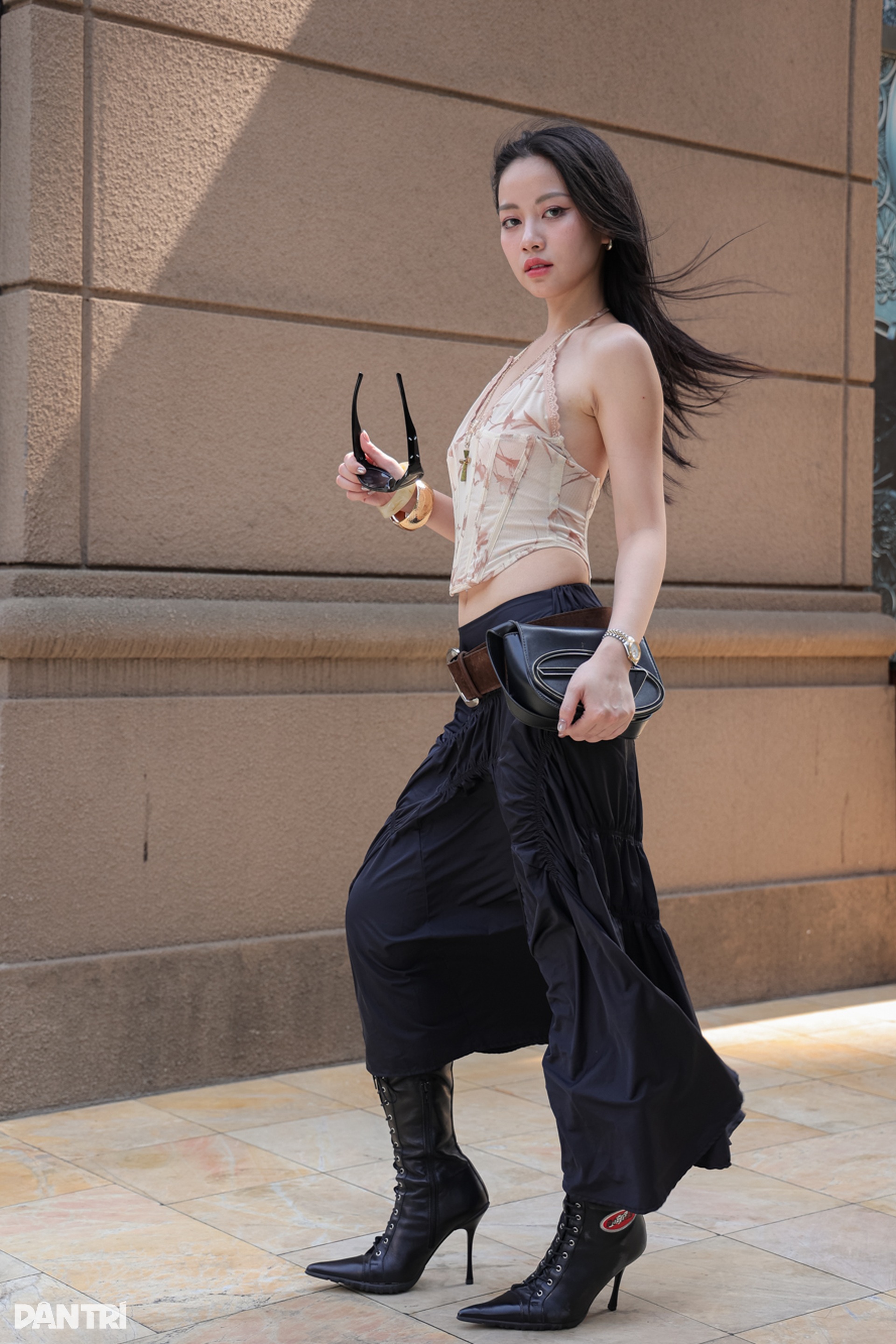 Cách phối áo corset gợi cảm, tôn dáng nhưng vẫn thanh lịch - 1