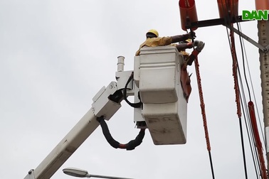 Công nhân ngành điện "treo mình" sửa chữa đường dây 22kV mang dòng điện