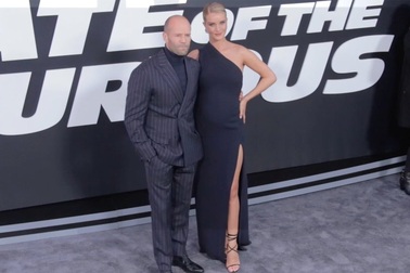 Jason Statham đẹp đôi bên bạn gái kém 20 tuổi