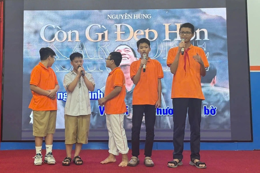 ស្នាក់នៅសាលាមួយយប់ ដោយសារទឹកជំនន់ សិស្សច្រៀងខារ៉ាអូខេ គ្រូធ្វើបបរ - ១ Ở lại trường qua đêm vì mưa ngập, học sinh hát karaoke, thầy cô nấu cháo gà - 1