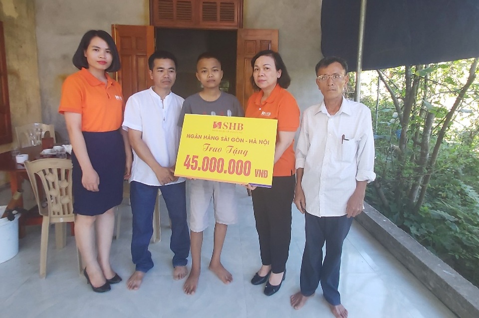 Nam sinh suy thận tiếp tục được bạn đọc Dân trí giúp đỡ hơn 45 triệu đồng - 2 Nam sinh suy thận tiếp tục được bạn đọc Dân trí giúp đỡ hơn 45 triệu đồng - 2