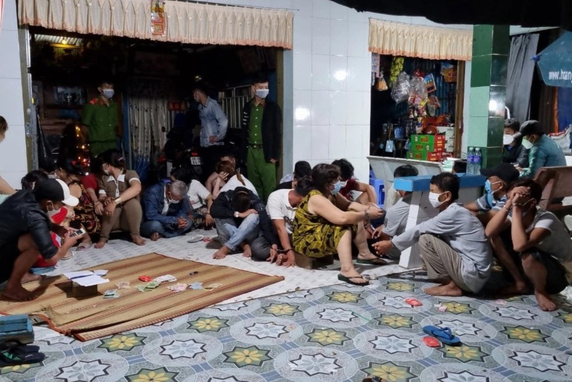 Đánh bạc vui vẻ 1.000 đồng/lá cũng có thể bị phạt tù - 1 Đánh bạc vui vẻ 1.000 đồng/lá cũng có thể bị phạt tù - 1