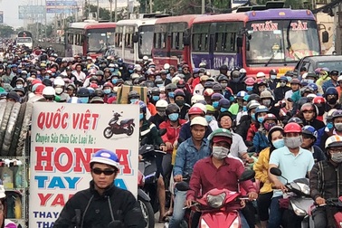 Xe máy tấp nập đổ về miền Tây, giao thông cửa ngõ Sài Gòn “nghẹt thở”