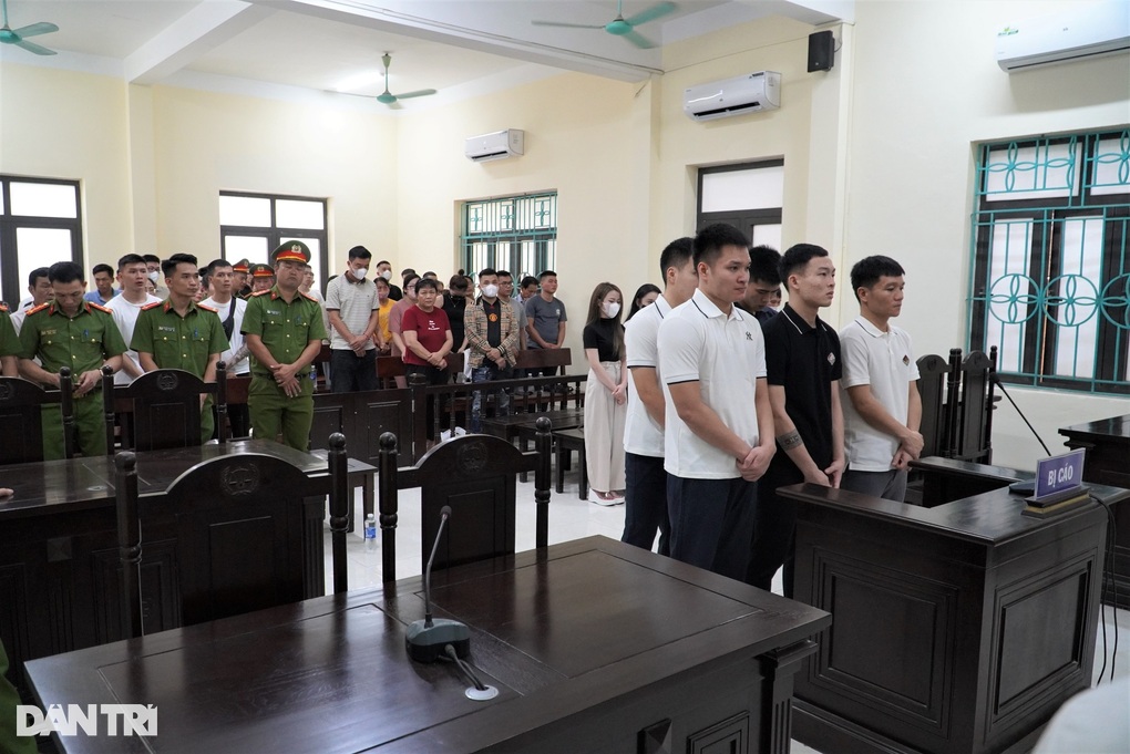 Bất ngờ hoãn phiên xét xử 5 cầu thủ Hà Tĩnh bay lắc trong khách sạn - 2 Bất ngờ hoãn phiên xét xử 5 cầu thủ Hà Tĩnh bay lắc trong khách sạn - 2