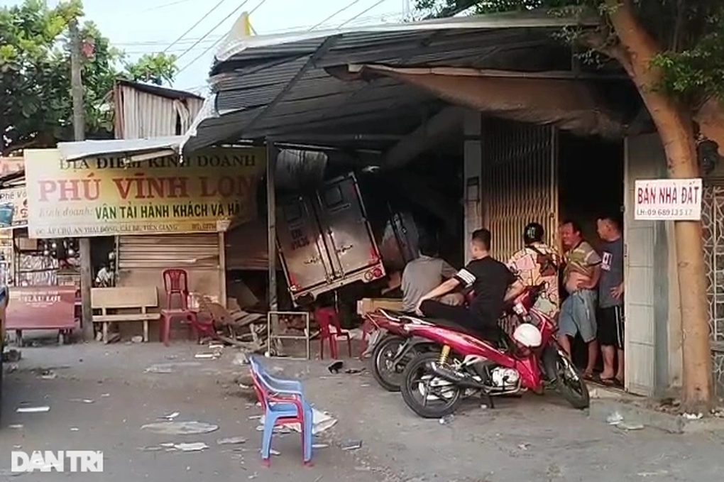 Xe tải lao thẳng vào nhà dân, 2 người nhập viện - 1 Xe tải lao thẳng vào nhà dân, 2 người nhập viện - 1