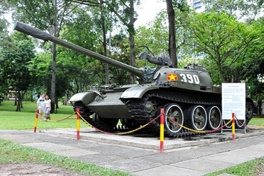 Báo Pháp viết về những chiến sĩ lái xe tăng húc đổ cổng Dinh Độc Lập