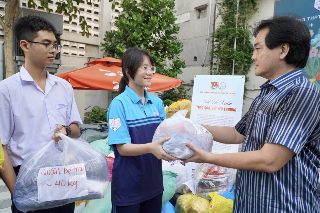 Một buổi học đặc biệt: Học sinh “tay xách nách mang” vì đồng bào vùng lũ - 4