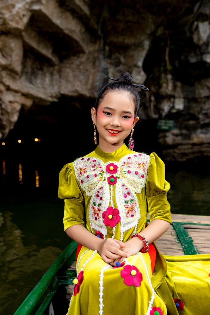 Cô bé Gia Bảo - Quán quân Đại sứ Áo dài Trẻ em Việt Nam.