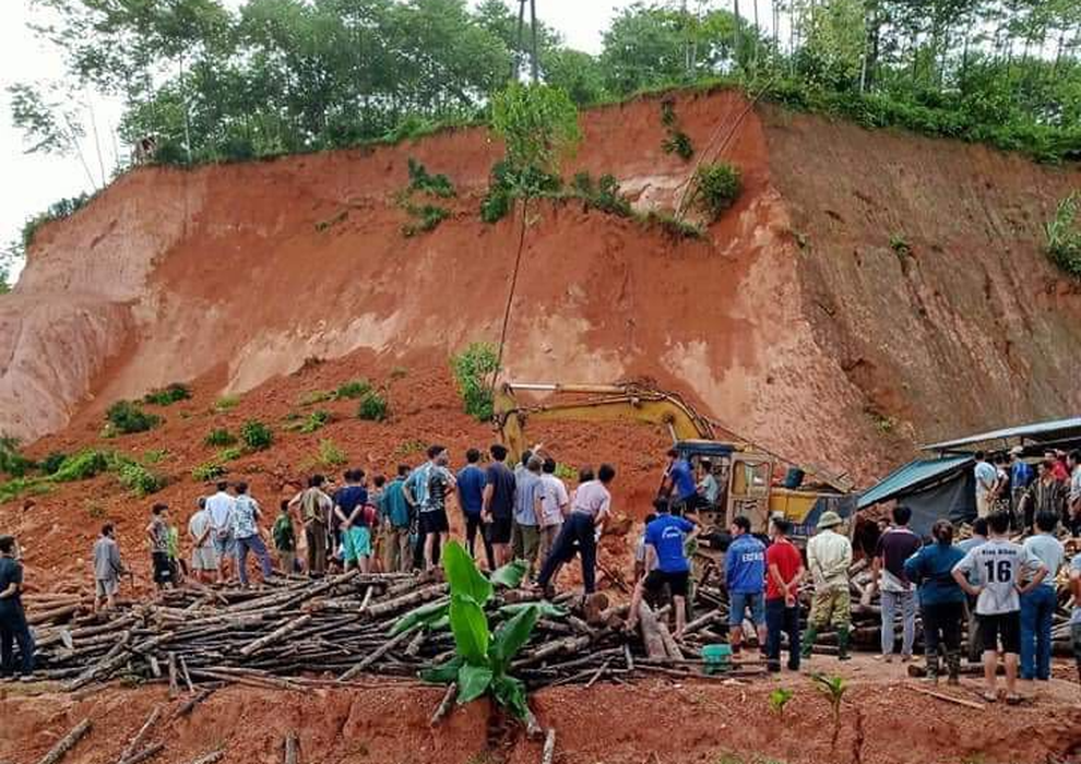 Sạt lở đất đè chết một phụ nữ đang đẩy xe chở gỗ - 1 Sạt lở đất đè chết một phụ nữ đang đẩy xe chở gỗ - 1