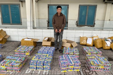 Công an TPHCM bắt 2 thanh niên buôn 1,2 tấn pháo nổ