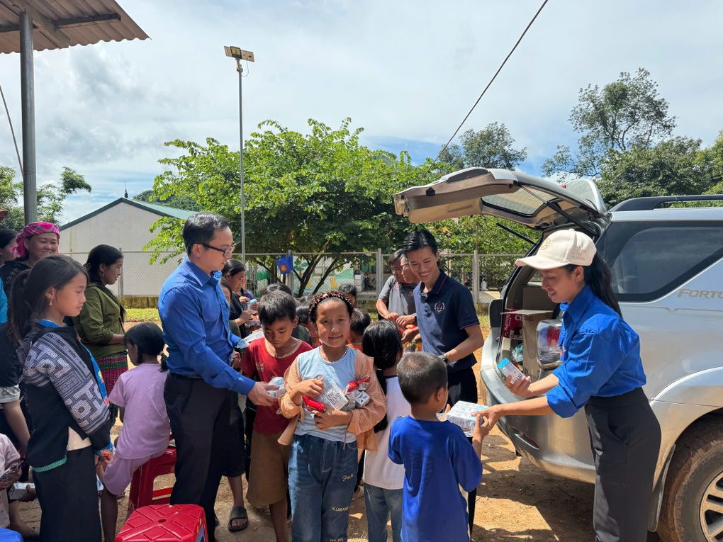 Người xin 500 triệu đi chơi đã trao 1,3 tỷ đồng cho bà con vùng lũ - 3